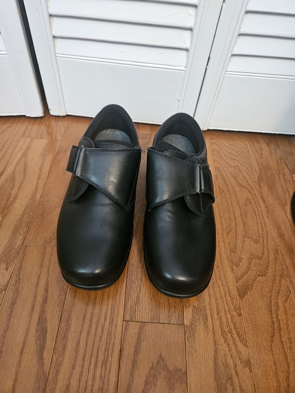 Orthofeet 810 Black Leather Comfort Shoes with Hook & Loop Strap Women 11 X-Wide